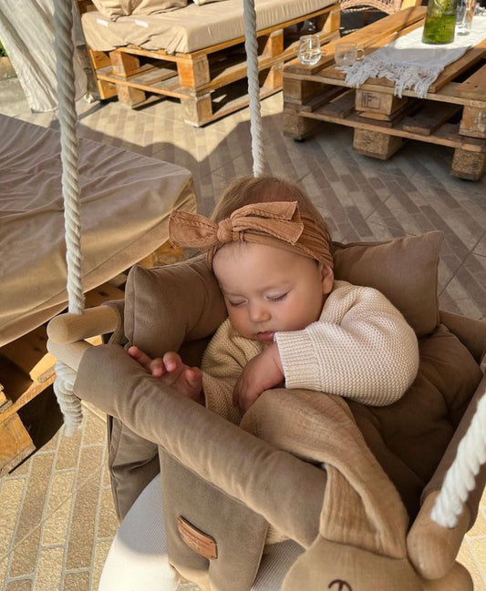 Handgefertigte beige Indoor-Schaukel für stilvolles Interieur.. baby swing. Kinderschaukel