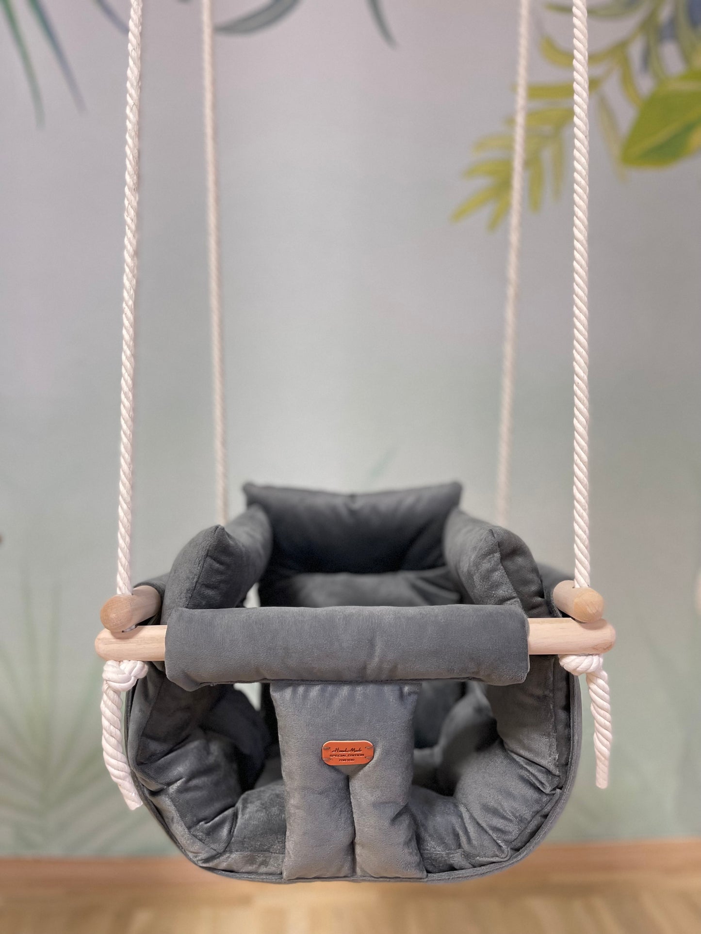 Handgefertigte beige Indoor-Schaukel für stilvolles Interieur.. baby swing. Kinderschaukel