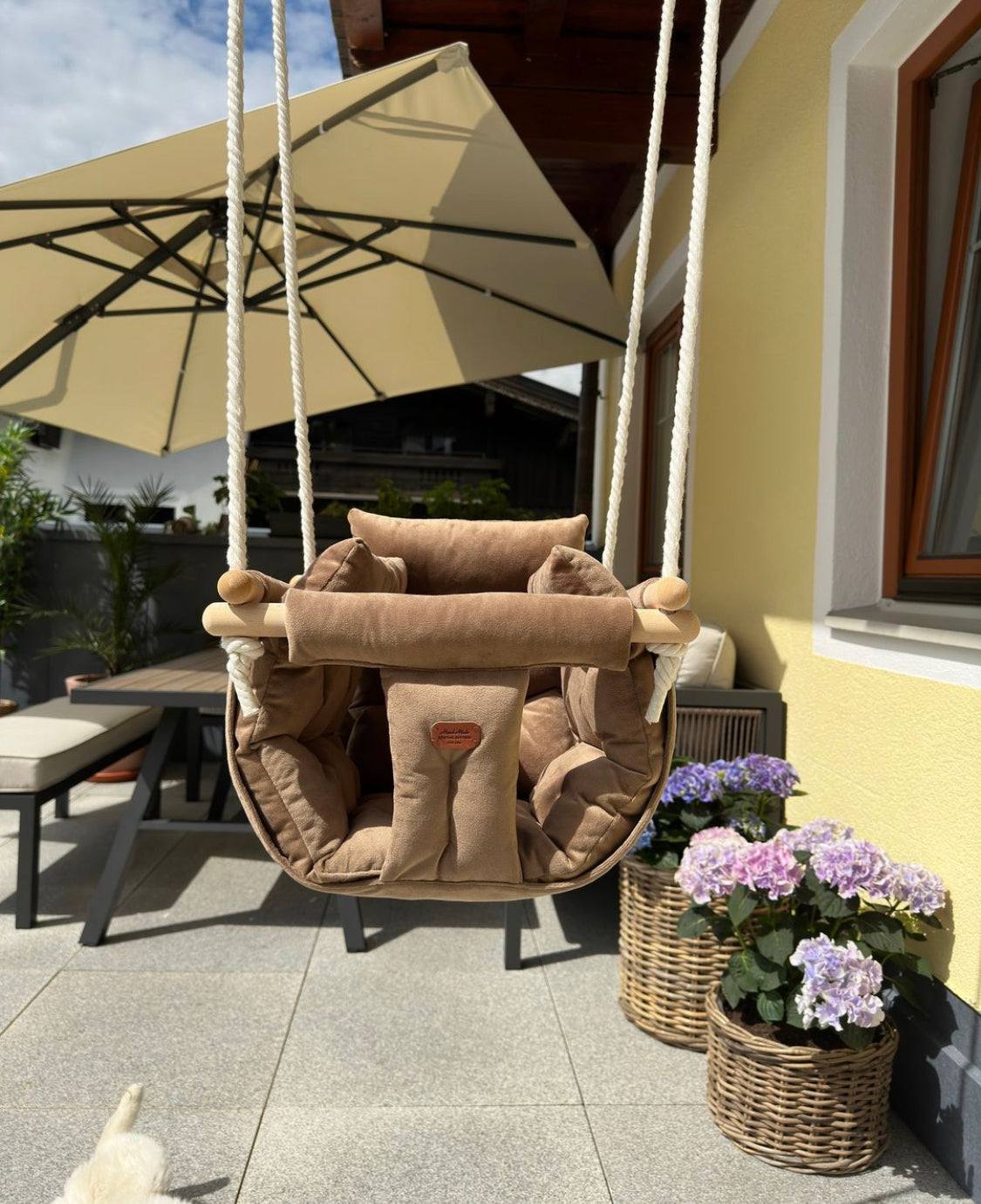 Handgefertigte beige Indoor-Schaukel für stilvolles Interieur.. baby swing. Kinderschaukel