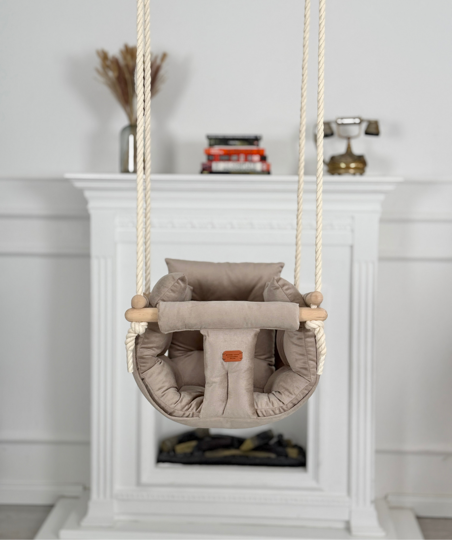 Handgefertigte beige Indoor-Schaukel für stilvolles Interieur.. baby swing. Kinderschaukel