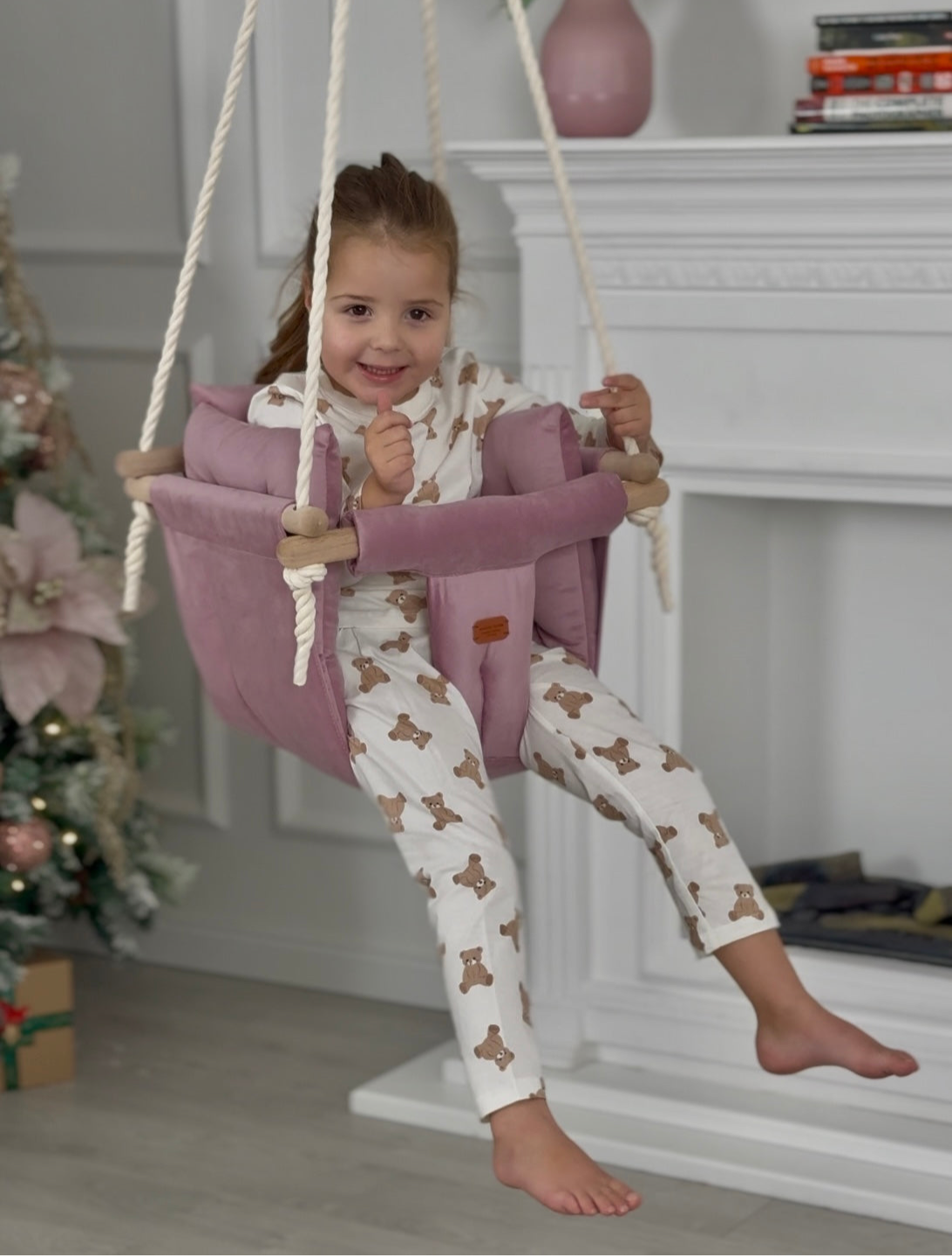 Handgefertigte beige Indoor-Schaukel fรผr stilvolles Interieur.. baby swing. Kinderschaukel