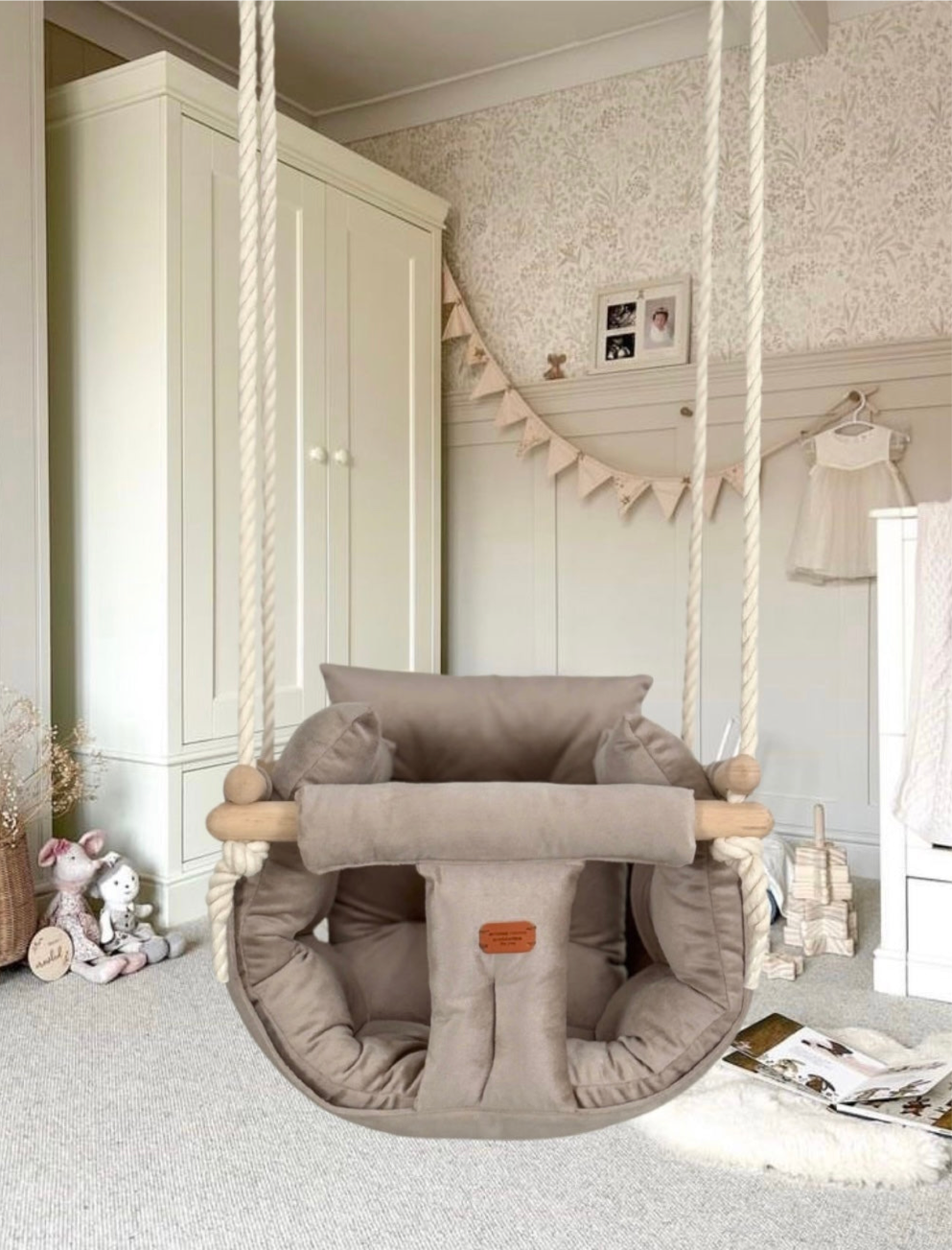 Handgefertigte beige Indoor-Schaukel für stilvolles Interieur.. baby swing. Kinderschaukel