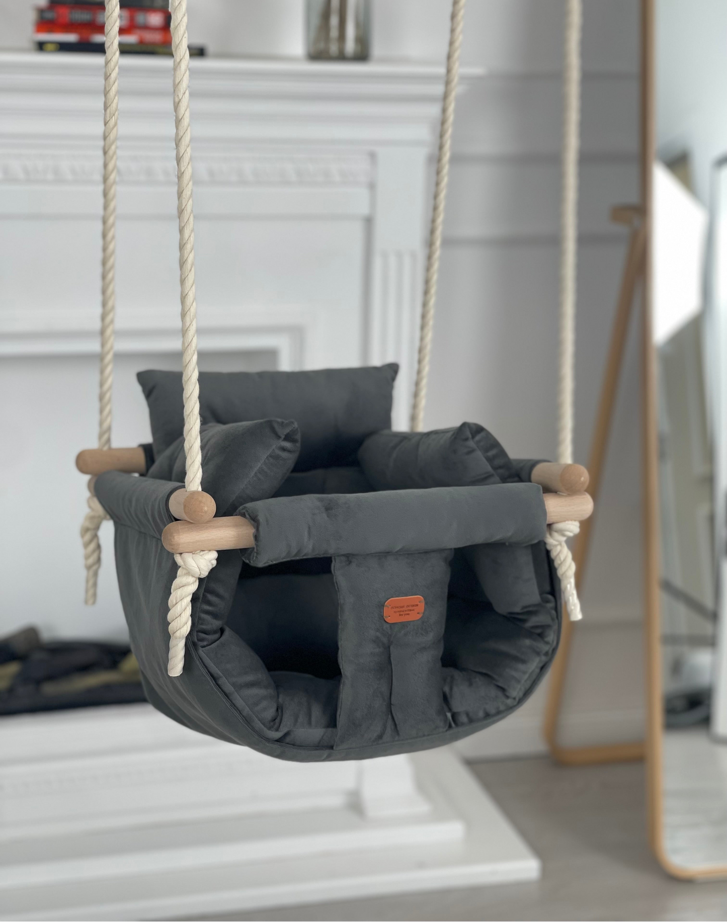 Handgefertigte beige Indoor-Schaukel für stilvolles Interieur.. baby swing. Kinderschaukel