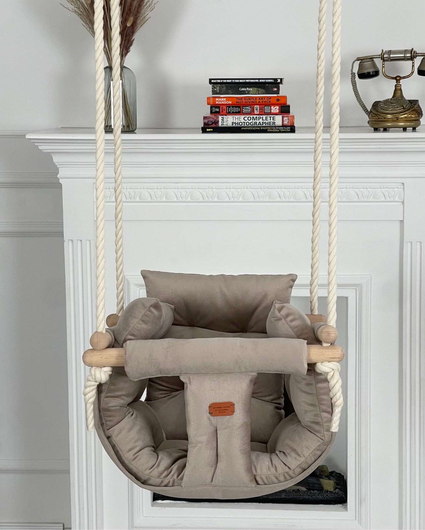 Handgefertigte beige Indoor-Schaukel für stilvolles Interieur.. baby swing. Kinderschaukel