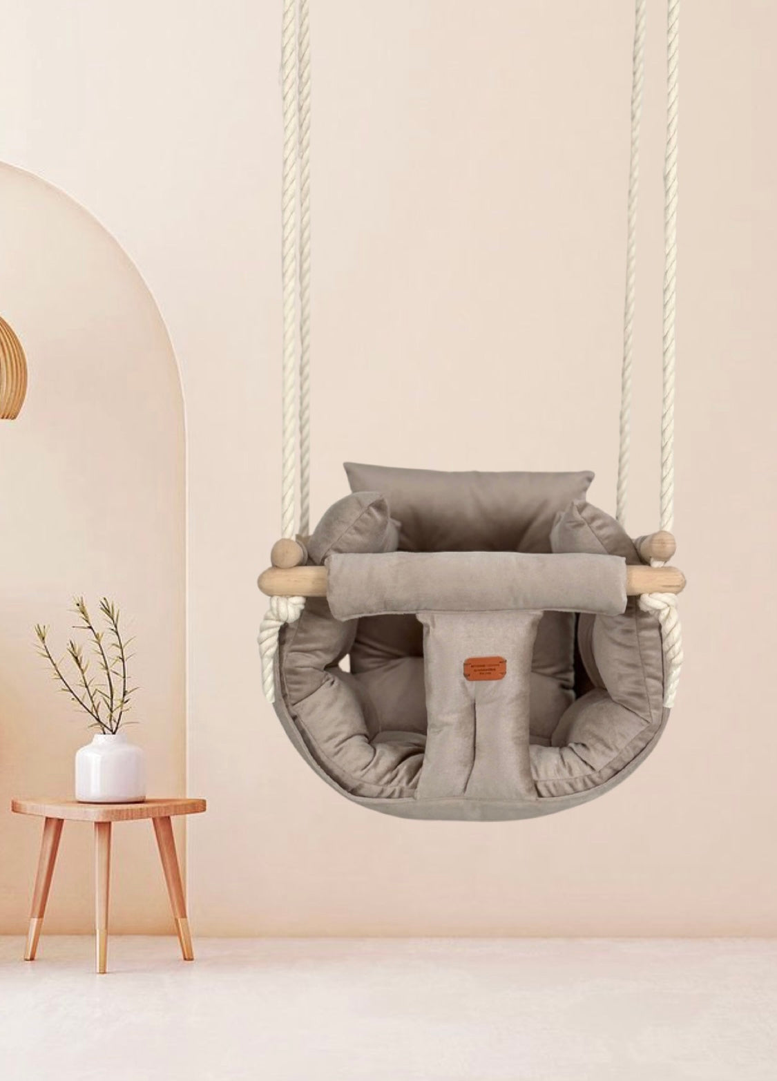 Handgefertigte beige Indoor-Schaukel für stilvolles Interieur.. baby swing. Kinderschaukel