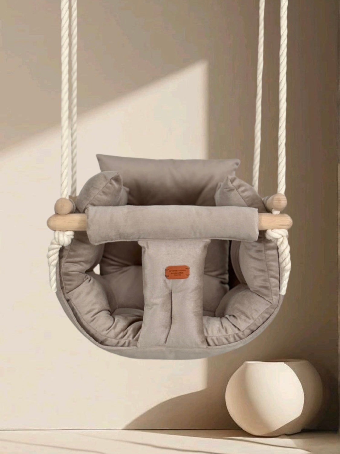 Handgefertigte beige Indoor-Schaukel für stilvolles Interieur.. baby swing. Kinderschaukel