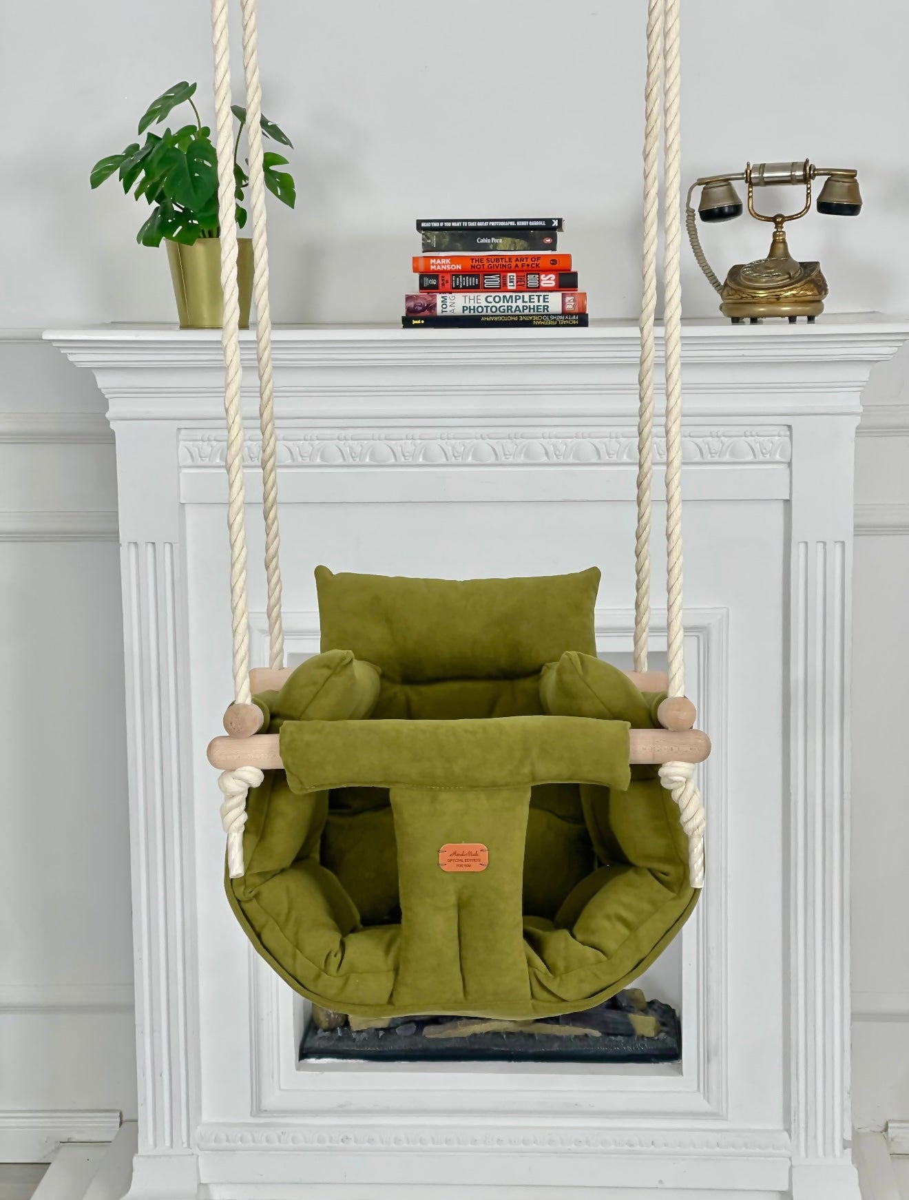 Handgefertigte beige Indoor-Schaukel für stilvolles Interieur.. baby swing. Kinderschaukel