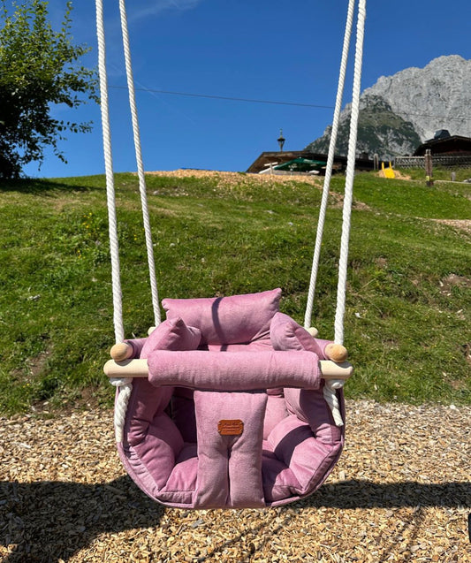 Handgefertigte beige Indoor-Schaukel für stilvolles Interieur.. baby swing. Kinderschaukel