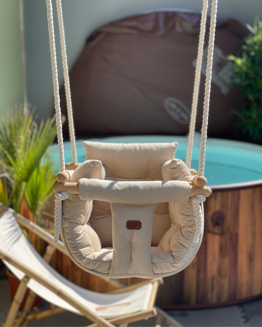 Handgefertigte beige Indoor-Schaukel für stilvolles Interieur