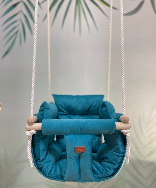 Handgefertigte beige Indoor-Schaukel für stilvolles Interieur.. baby swing. Kinderschaukel