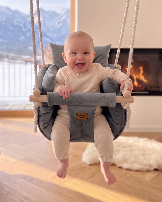 BOHOME Premium Babyschaukel Elephant Gray – fröhliches Baby in der handgefertigten Schaukel im Wohnzimmer mit Alpenblick