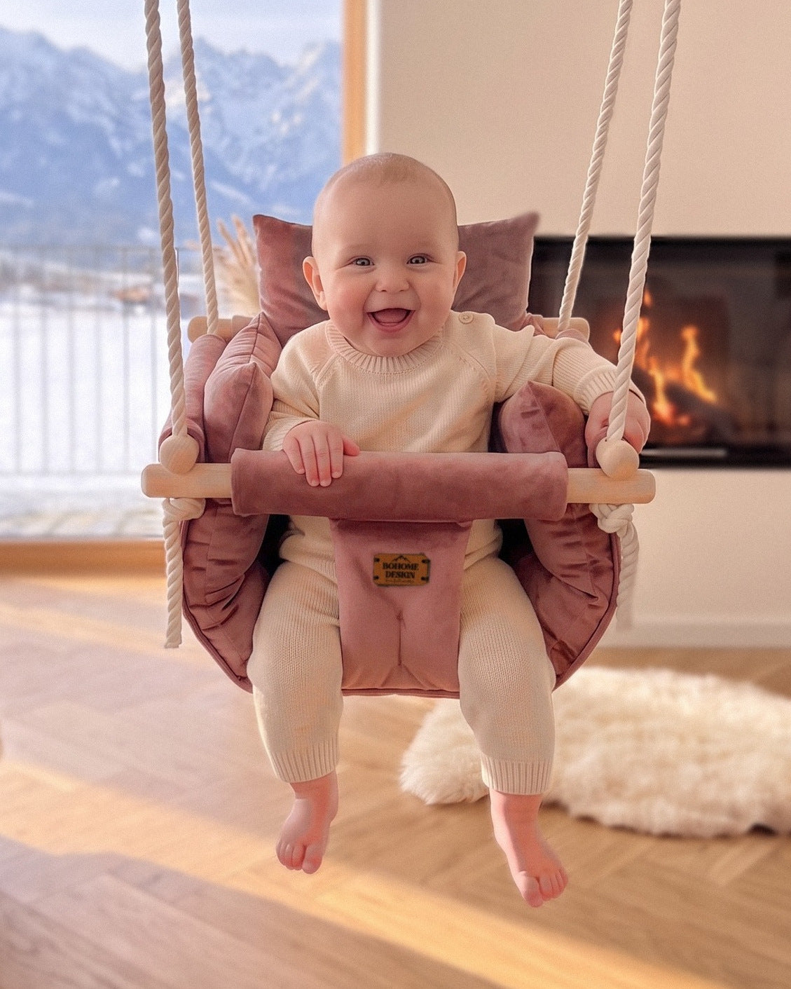 BOHOME Premium Babyschaukel Fairy Pink – fröhliches Baby in der handgefertigten Schaukel im Wohnzimmer mit Alpenblick