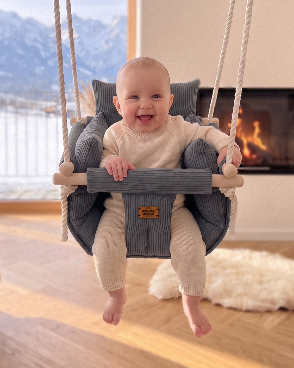 BOHOME Premium Babyschaukel Nougat Gray – fröhliches Baby in der handgefertigten Schaukel im Wohnzimmer mit Alpenblick