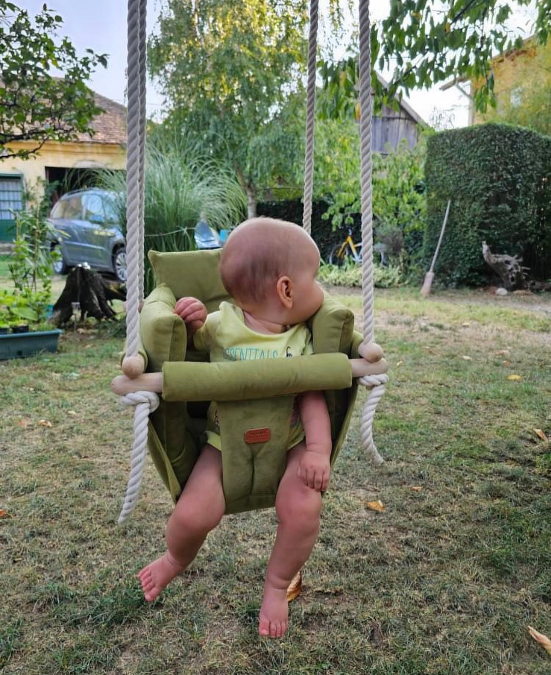 Handgefertigte beige Indoor-Schaukel für stilvolles Interieur.. baby swing. Kinderschaukel