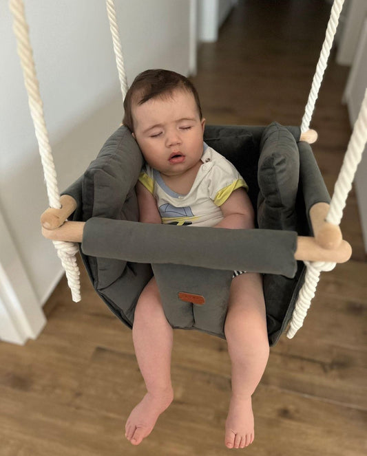 Handgefertigte beige Indoor-Schaukel für stilvolles Interieur.. baby swing. Kinderschaukel