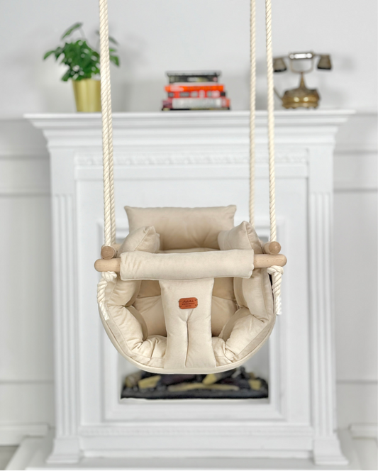 Handgefertigte beige Indoor-Schaukel für stilvolles Interieur. baby swing. Kinderschaukel