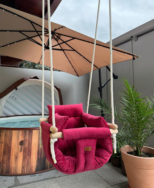 Handgefertigte beige Indoor-Schaukel für stilvolles Interieur.. baby swing. Kinderschaukel